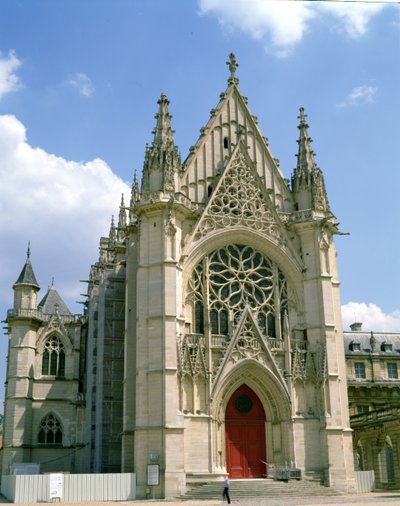 A kápolna nyugati homlokzata alkotó: French School