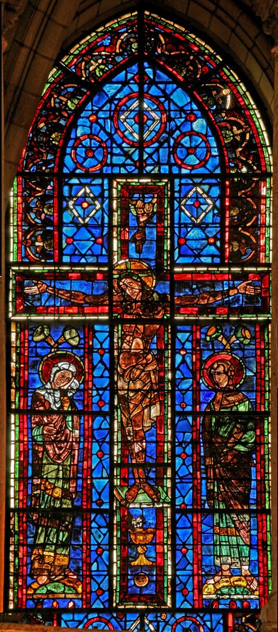 100. ablak, amely a keresztre feszítést ábrázolja Szűz Máriával és Szent Jánossal alkotó: French School