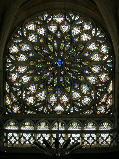 A déli rózsaablakot ábrázoló Window S rose, amely a korai C16-ban épült, eredeti díszüvegének nagy részét tartalmazza, bár 1865-ben sokat restaurálták (.) alkotó: French School