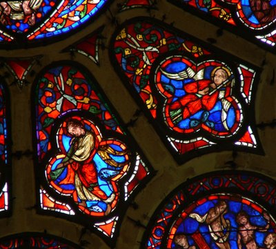 Ww ablak angyalokat ábrázol, az egyik passióhangszerrel, a másik trombitával alkotó: French School