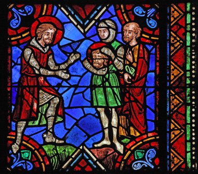 W06-os ablak, amely Brioude-i Szent Julián történetet ábrázolja – St Ferreol, Julien barátja, aki meghalt a Diocletianus-üldözések idején, megkapja Brioudes fejét a kivégzése után alkotó: French School