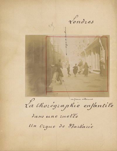 London. A gyermekkoreográfus egy sikátorban az Oigue Barbarie-ben alkotó: French Unknown maker