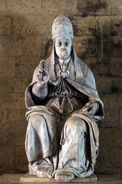 III. Julius pápa szobra, Fulvio Signorini szobrász a Chigi Saracini palotában, Siena, Siena tartomány, Toszkána, Olaszország (fotó) alkotó: Fulvio Signorini