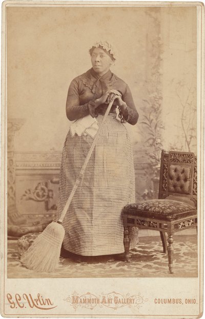 Nő portréja seprűvel,c. 1885 (fotó) alkotó: G.C. Urlin