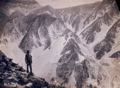Kilátás az Apuan Alpokra a márványbányákkal. Az előtérben néhány ember gyönyörködik a kilátásban. (f/w fotó) alkotó: G. Armani