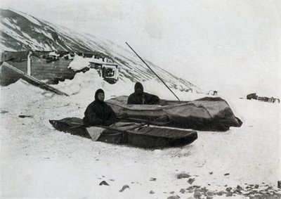 The Two Kayaks Ashore, 1911, 1913 alkotó: G. Murray Levick