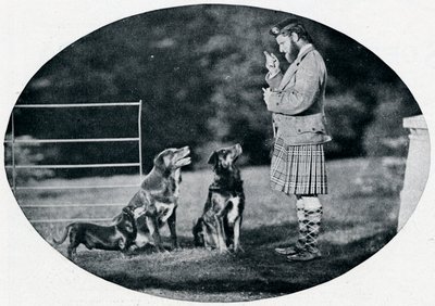 Mr. Francis Clark, The Queens Gillie, három kedvenc kutyájával, c1899, 1901 alkotó: G. W. Wilson and Company