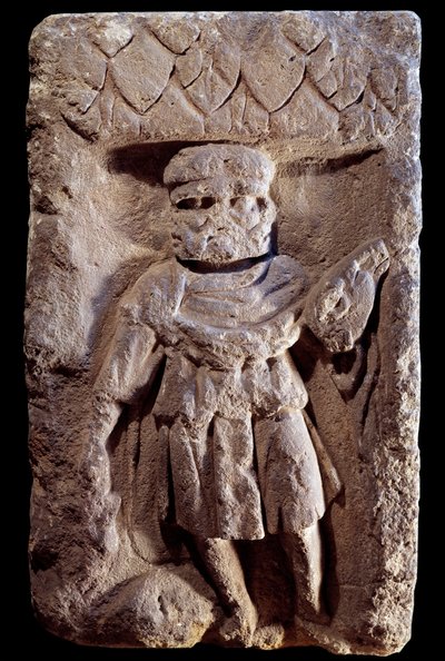 Gallo-római művészet: a tricephal divinites vagy a Merkúrnak három feje van. Dombormű a kövön. Kr.e. 1. század – Kr.u. 5. század. Párizs, Musee Carnavalet alkotó: Gallo-Roman