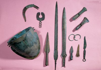 Gall művészet: bronz sisak, fejsze, sarló, dísz, epee, karkötő, tüske Theil a Billy sur Loirtól. Kr.e. 1150-950. Saint-Germain-en-Laye, Régiségek Múzeuma alkotó: Gaulish Gaulish