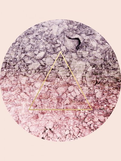 Geometric Stone arany háromszög alkotó: Gemma Bardot