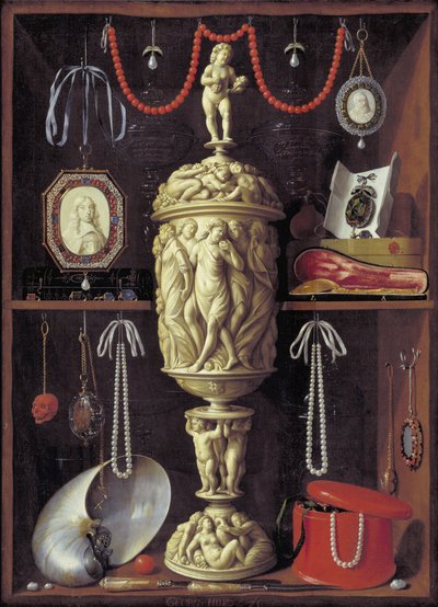 Szekrény műtárgyakkal alkotó: Georg Hainz