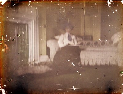 Nő ül a kanapén, c. 1910 (autokróm) alkotó: George Bernard Shaw