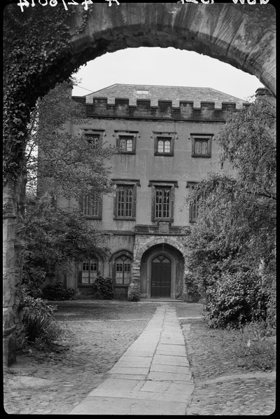 Fal boltívvel a 9. szám előtt, The College, County Durham, 1942. alkotó: George Bernard Wood