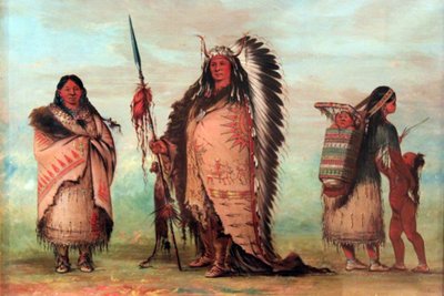 Sioux: Black Rock a családdal. A törzsfő büszkén mutatja be a tisztelet jelvényeit, köztük egy lándzsát skalpokkal. alkotó: George Catlin