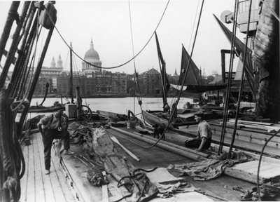 Férfiak egy Temzei bárkán, South Bank, Lambeth, London, XX. század eleje alkotó: George Davison Reid