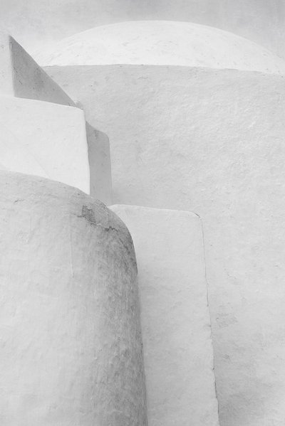 Fehér építészeti ívek alkotó: George Digalakis