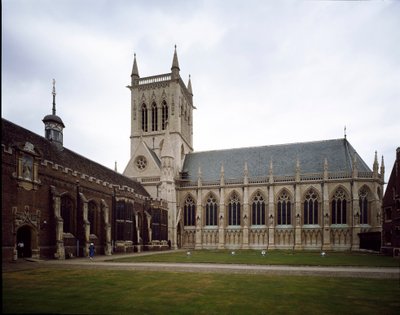 Gótikus művészet: a Richmond grófné által 1511-ben alapított Saint John College látványa. A kápolna 1864-ben épült Sir George Gilbert Scoot projektje alapján. Cambridge-i Egyetem, Anglia alkotó: George Gilbert Scott