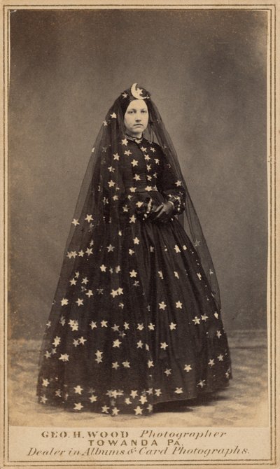 Nő az Éj királynőjének jelmezében,c. 1860 (fotó) alkotó: George H. Wood