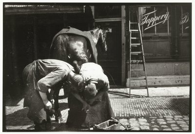 Patkolókovács egy lóval dolgozik alkotó: George Hendrik Breitner