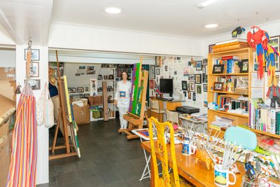 Cristina Rodriguez a stúdiójában, 2022 alkotó: Bartolome Esteban and studio Murillo