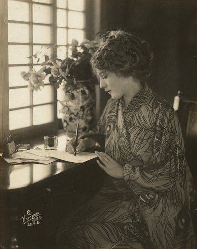 Mary Pickford, kimonót viselő, íróasztalnál ír, 1918 körül (f/w fotó) alkotó: Bartolome Esteban and studio Murillo