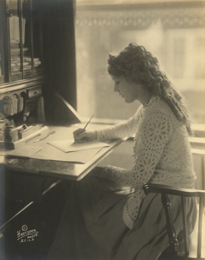Mary Pickford íróasztalnál ír, 1918 körül (f/w fotó) alkotó: Bartolome Esteban and studio Murillo