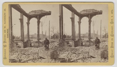 Sztereográfia egy férfiról, aki széfet hűt a romok között az 1871-es, 1871-es chicagói tűzvész után (bw fotó a kártyatartón) alkotó: George N. Barnard