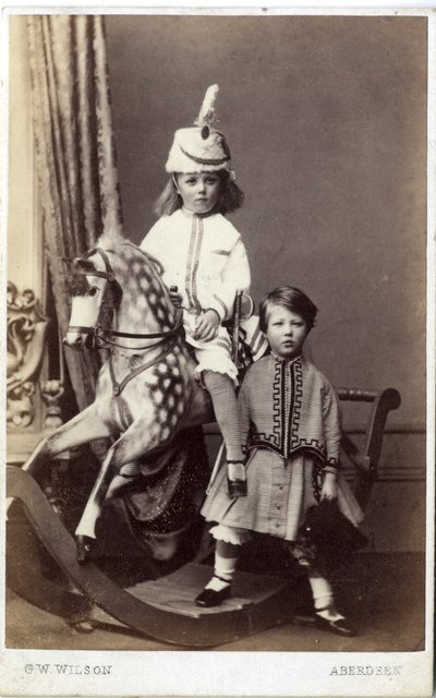 Fiatal lány kalapban hintalovon egy másik lánnyal, 1860-as évek (albumnyomat) alkotó: George Washington Wilson