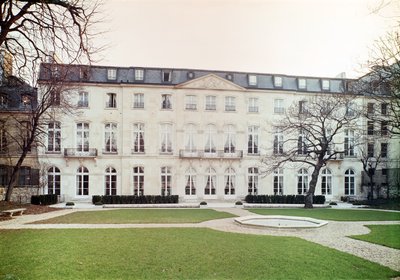 Kilátás az 1713-ban épült Hotel de Beauharnais kerti homlokzatára. A Salon Vert belseje Eugene de Beauharnais herceg (1781-1824) lakásában alkotó: Germain Boffrand