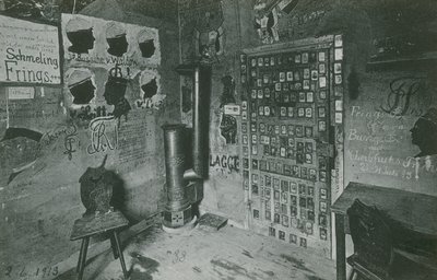 Egy szoba, amelynek falait graffitik borítják, amelyek olyan fontos kortárs személyiségekre utalnak, mint Bussche és Waldow. 1913-ban küldött képeslap. alkotó: German Photographer