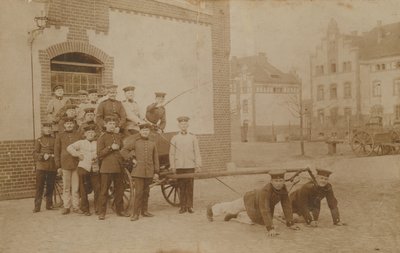 Német katonák húznak (ágyú) kocsit. 1913-ban küldött képeslap. alkotó: German Photographer