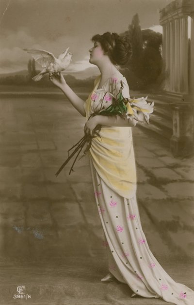 Képeslap egy gyönyörű lányról liliomokkal és egy galambbal, 1913-ban küldték (kézzel színezett fénykép) alkotó: German Photographer