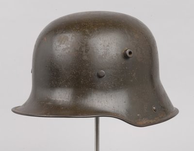 Német acélsisak vagy „Stahlhelm”, 1916 körül (sisak) alkotó: German School