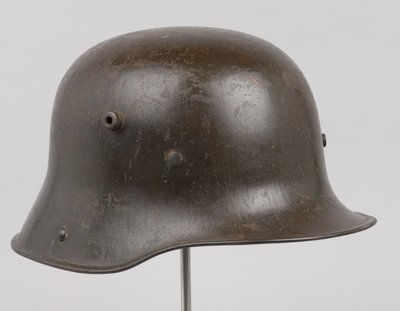 Német acélsisak vagy „Stahlhelm”, 1916 körül (sisak) alkotó: German School