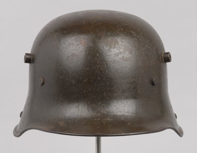 Német acélsisak vagy „Stahlhelm”, 1916 körül (sisak) alkotó: German School