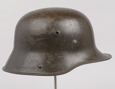 Német acélsisak vagy „Stahlhelm”, 1916 körül (sisak) alkotó: German School