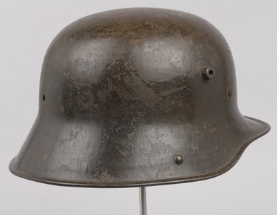 Német acélsisak vagy „Stahlhelm”, 1916 körül (sisak) alkotó: German School