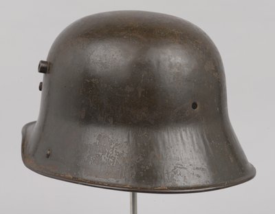 Német acélsisak vagy „Stahlhelm”, 1916 körül (sisak) alkotó: German School