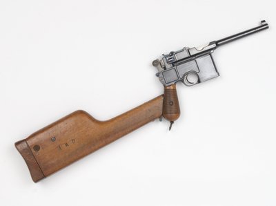 Mauser C96 7,63 mm-es pisztoly alkotó: German School