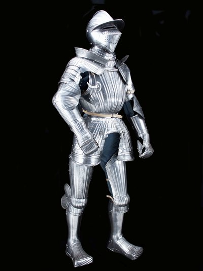 A "Fico" csoport "Maximilian" terepi páncélzata a hozzá tartozó sisakkal, 1525–1530 körül, díszítve 1805 körül (maratott acél modern bőrrel és restaurációkkal) alkotó: German School
