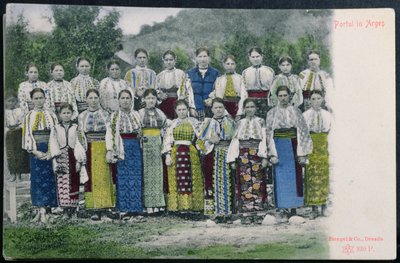 Képeslap a román hagyományos viseletet ábrázoló Arges régióban, 1900-10 alkotó: German School