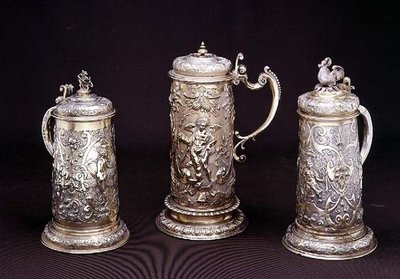 Paul Hubner ezüstözött hengeres korsója, Ausburg 1590; Tobias Kramer ezüstözött hengeres korsója, Ausburg 1620; Paul Hubner aranyozott hengeres korsója, Ausburg 1590, 16-17. sz. alkotó: German School
