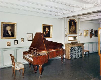 Kilátás egy Ludwig van Beethoven (1770-1827) zongorával ellátott szobára alkotó: German School