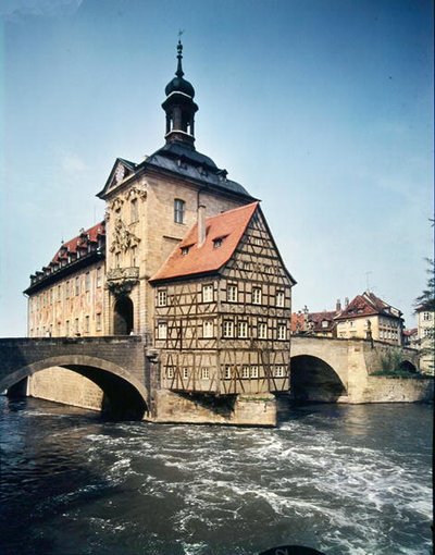 Kilátás az eredetileg 1453-ban épült és J. M. Kuchel által 1744-56 között átépített Altes Rathausra alkotó: German School