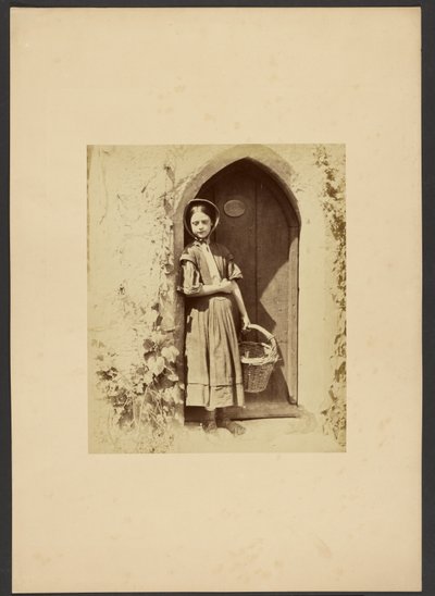 [Lány áll az ajtóban] alkotó: Gertrude Elizabeth Rogers