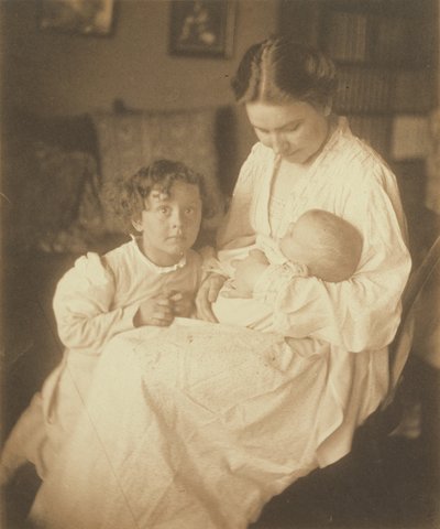 [Anya köntösben, ülve, csecsemővel és kisfiával] alkotó: Gertrude Käsebier