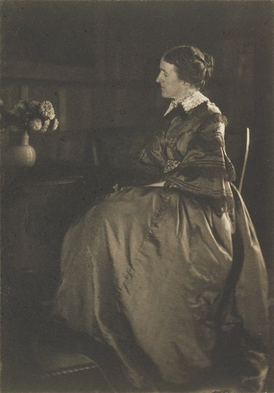 [Önarckép asztallal és virágokkal] alkotó: Gertrude Käsebier