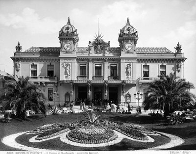 A Montecarlo Casino homlokzata. Emberek tömege mozgatja a bejáratnál lévő lépcsőt. alkotó: Giacomo Brogi
