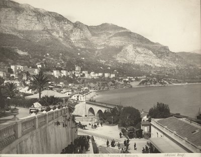 Panorámás kilátás Montecarlóra Monacóban. A jelenet különféle járókelőket mutat be; bal oldalon egy márványkorlát közeli képét látjuk alkotó: Giacomo Brogi