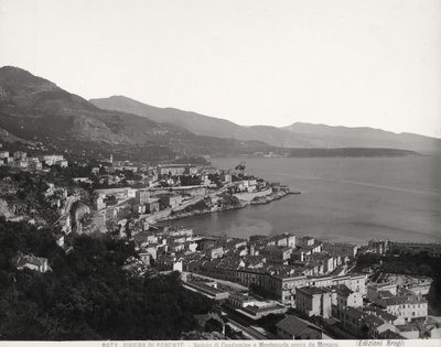 Kilátás Condamine és Montecarlo két lakott városára, kilátással a tengerre. A fénykép Monacóból készült alkotó: Giacomo Brogi